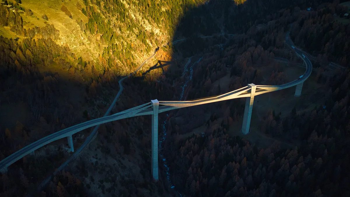 Die Ganterbrücke am Simplonpass im Abendlicht, aus der Luft